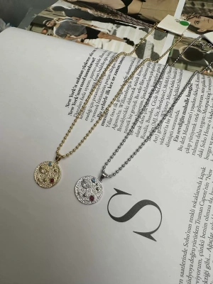 Kirpik Figürlü Plakası Renkli Taş Geçişli Çelik Kolye