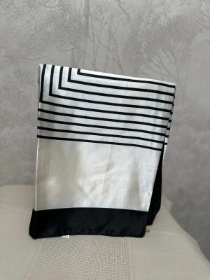 Krem Siyah Çizgili Fular 90*90