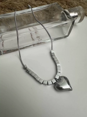 Küp Detaylı Kalp Çelik Kolye