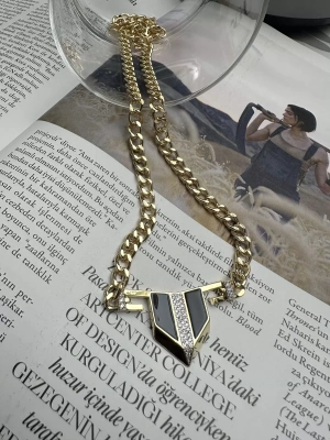 Marka Model Tasarım Siyah Mineli Plaka Kolye