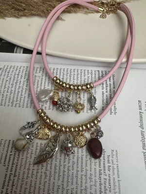 Marka Muadili Charm Deri Kordon Kolye