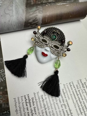 Maskeli Küpeli Kız Broş