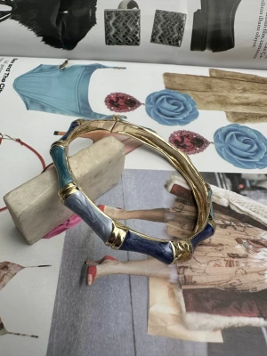 Mineli Orta Kalınlıkta Kelepçe Bileklik 4