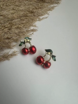 Mineli Parlak Kiraz Küpe