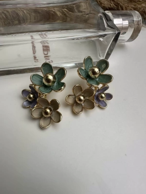 Mineli Tasarım Çiçek Küpe