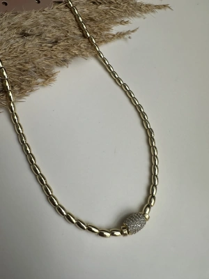 Ortası Taşlı Tasarım Kolye