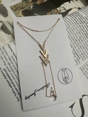 Özel Seri Asimetrik Taş Detay Şahmeran