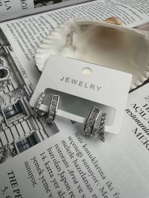 Özel Seri Baget Taş Detaylı İkili Görünümlü Küpe