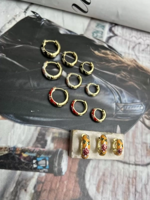 Özel Seri Çiçek Detaylı Mineli Üçlü Set Küpe