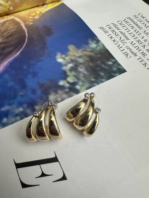 Özel Seri Damla Taş Model Detaylı Küpe