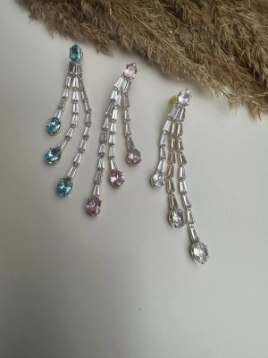 Özel Seri Taş Sallantılı Küpe