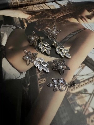 Özel Seri Taşlı İncili Çiçek Küpe