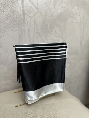 Siyah Beyaz Love Yazılı Fular 90*90