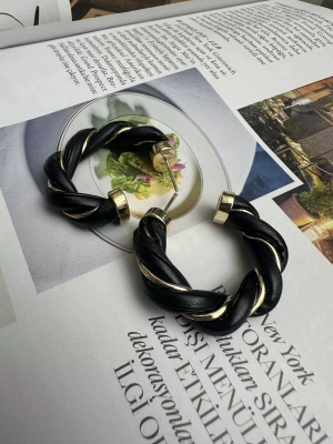 Siyah Deri Burgulu Halka Küpe