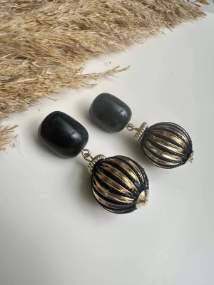 Siyah Gold Geçişli Top Detay Küpe