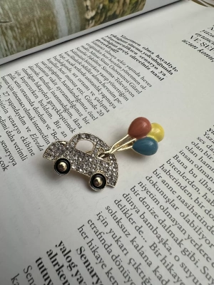 Taş Detaylı Renkli Mineli Araba Broş
