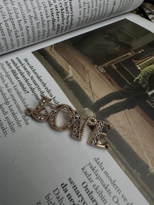 Taş Geçişli Love Detay Broş