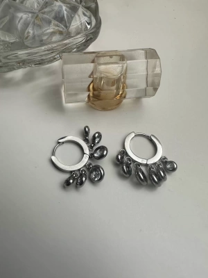 Taş Sallantılı Çelik Küpe