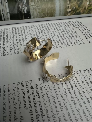 Tasarım Asimetrik İnci Çiçek Motif Küpe