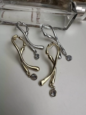 Tasarım Asimetrik Taş Sallantılı Küpe