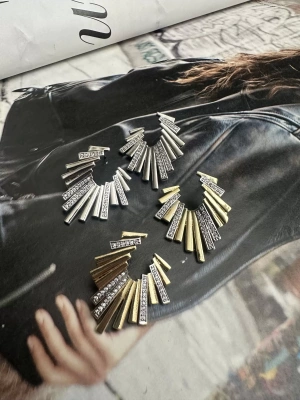 Tasarım Asimetrik Taşlı Altın Kaplama Küpe