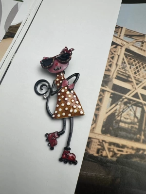 Tasarım Ayakları Oynak Kedi Broş