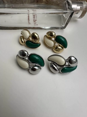 Tasarım Geçişli Mineli Yeşil Krem Renk Küpe