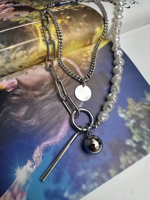 Tasarım İncili Top Plaka Detay Kolye