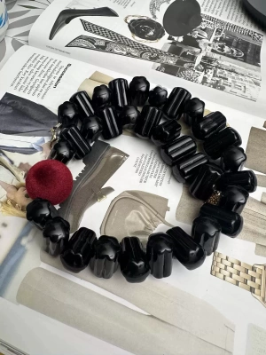 Tasarım Kırmızı Nubuk Boncuk Detaylı Kolye