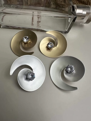 Tasarım Mat Asimetrik Plaka Taşlı Küpe