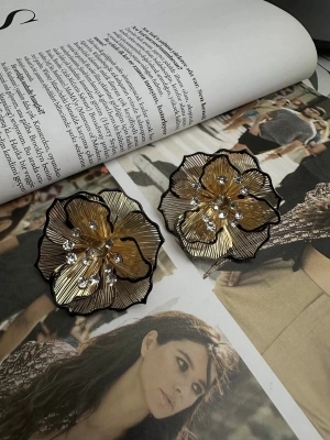 Tasarım Taşlı Çiçek Küpe