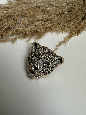 Taşlı Aslan Kafası Tasarım Broş