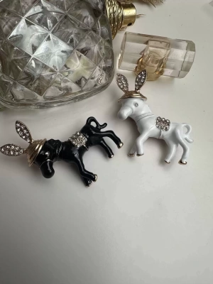 Taşlı Eşşek Broş