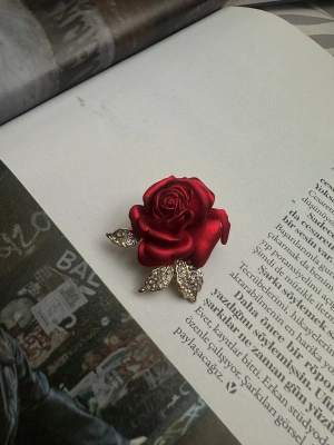 Taşlı Gül Kırmızı Broş