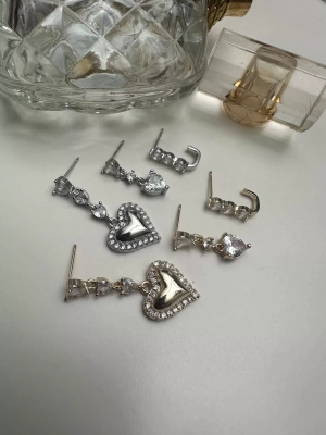 Taşlı Kalp Tasarım Altın Kaplama Üçlü Set Küpe