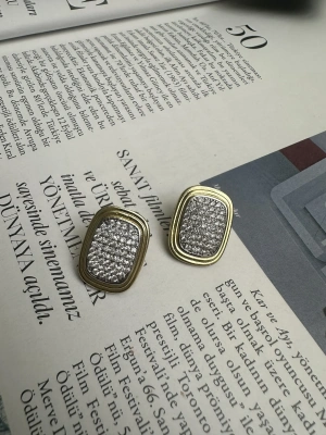 Taşlı Minimal Plaka Küpe