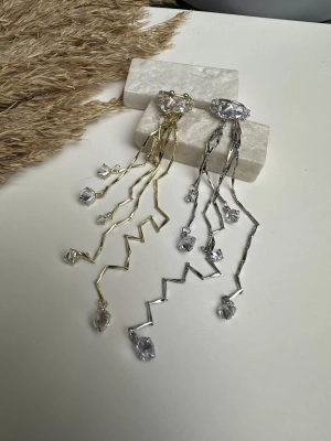 Taşlı Tasarım Sallantılı Kıkırdak Küpe