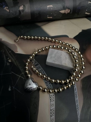 Topcuk Detaylı Çift Renk Kalp Kolye