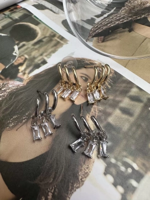 Üçlü Görünümlü Altın Kaplama Küpe