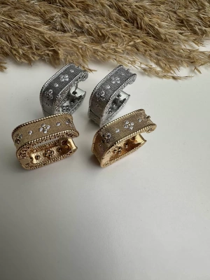 Üzeri Taşlı Çiçek Tasarım Küpe