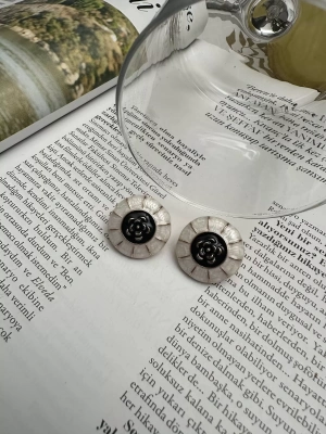 Vintage Beyaz Siyah Mineli Küpe