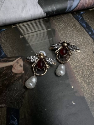 Vintage İncili Figür Arı Küpe