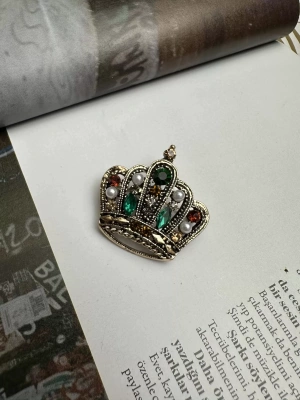 Vintage Taş Taçlı Broş