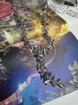 Yassı Tasarım Pul Sallantılı V Kolye