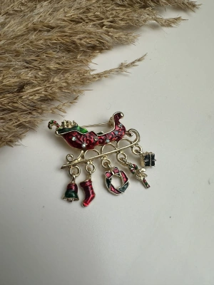 Yeni Yıl Figürlü Broş