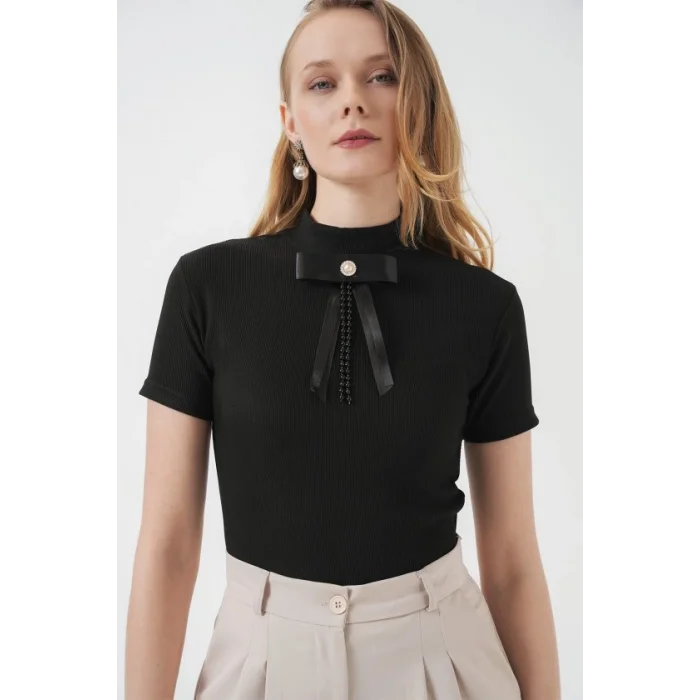 926 Yaka Detaylı Kısa Kol Bluz - Siyah