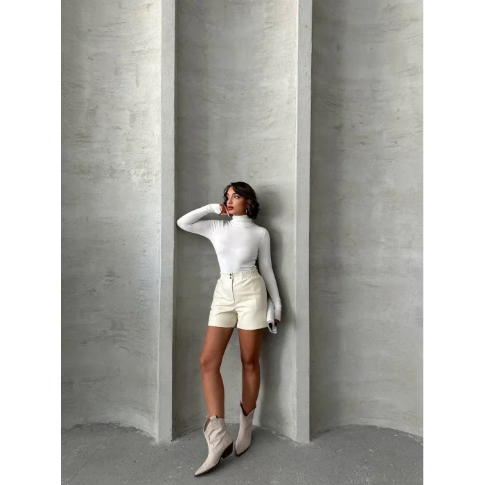 Beli lastikli çıtçıtlı deri şort krem w241007
