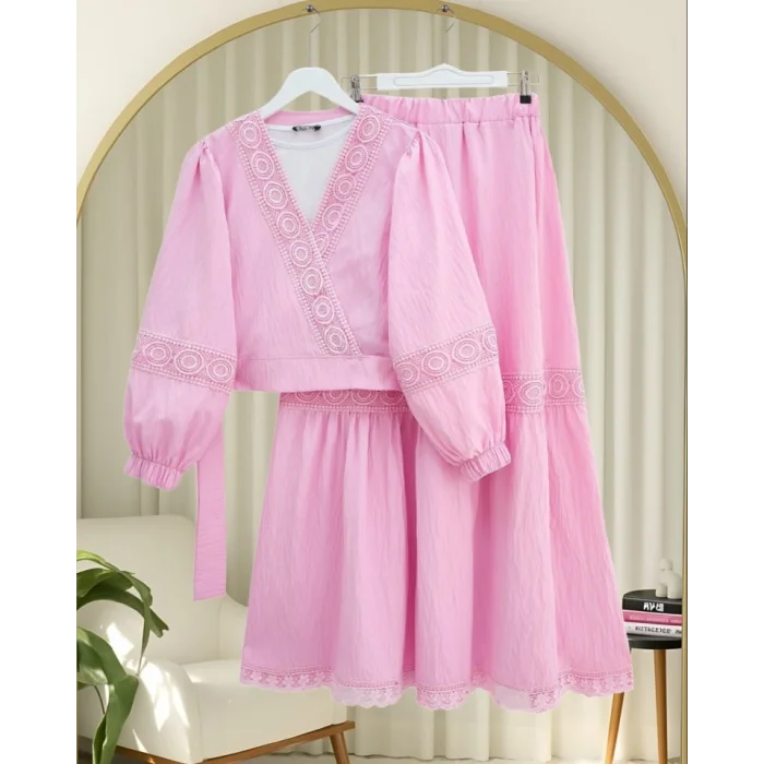 Dantel Detaylı Bağlamalı Kolu Lastikli Kraş Etekli Takım  -Pembe