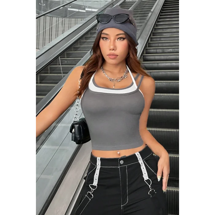 Kadın Antrasit Gri Beyaz Çift Renk Çapraz Askılı Crop Top Bluz – Şık, Rahat ve Kolay Kombinlenebilir