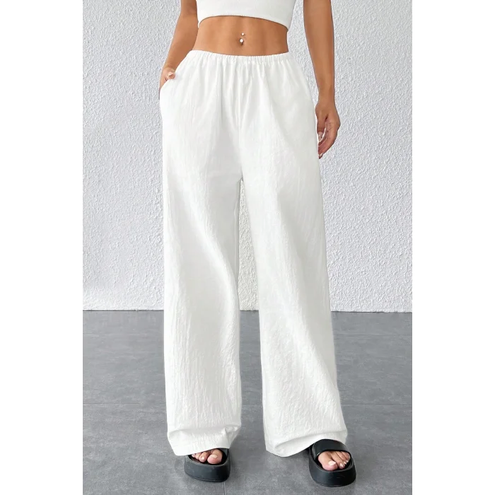 Kadın Beyaz Bol Kesim Cepli Geniş Paça Dökümlü Pantolon – Modern ve Şık Tasarım